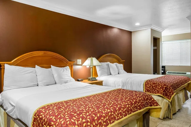غرفة قياسية بسريرين كوين، Rodeway Inn Cypress - Buena Park 2/3