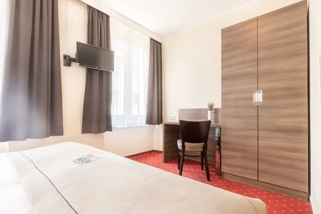 غرفة قياسية بسرير كوين، Hotel Leonet 3/5