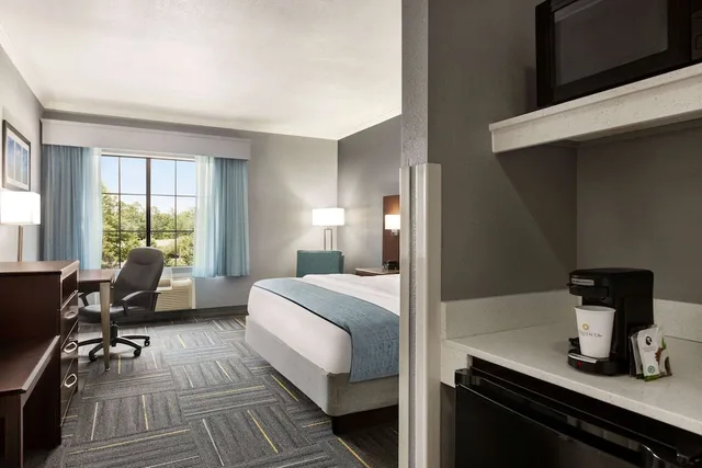 جناح استوديو بسرير كينج لذوي الإعاقة، La Quinta Inn & Suites by Wyndham Dublin 3/6