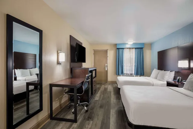 غرفة بسريرين كوين بحوض استحمام لذوي الإعاقة، SureStay Hotel by Best Western Bardstown General Nelson 3/4