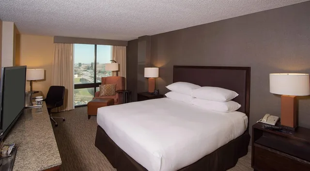 غرفة قياسية بسرير كينج، DoubleTree by Hilton San Antonio Airport 1/2