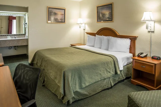 غرفة بزنس بسرير كينج، Quality Inn Elizabeth City near University 4/9