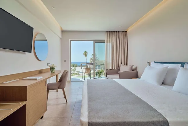 غرفة بسريرين منفصلين بإطلالة على البحر مع أريكة، Princess Sun Hotel 3/5