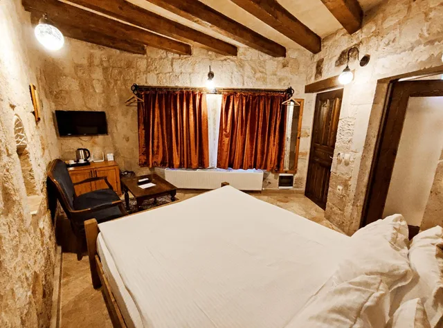 غرفة بسرير مزدوج بشرفة، Dervish Cave House 4/10