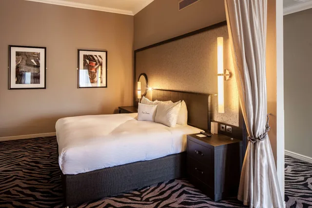 Junior Suite, King Bed, Castle View, Sofa، Doubletree By Hilton Edinburgh City Centre 5/10