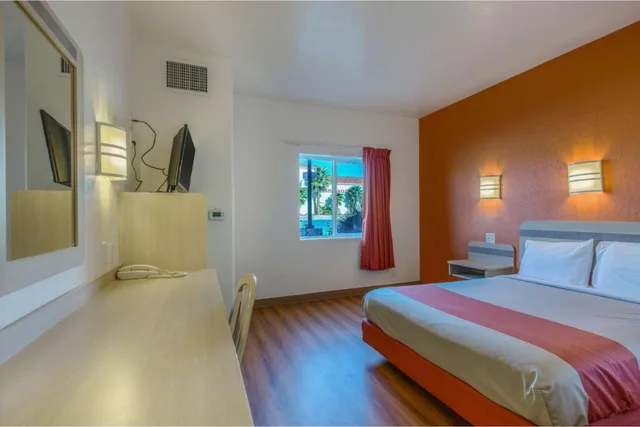 غرفة بسرير كوين لغير المدخنين، Motel6 Beatty, NV - Death Valley 1/2
