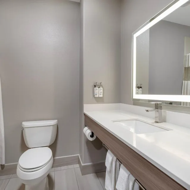 جناح بسرير كوين مع أريكة، Holiday Inn Express Suites Beeville 10/10