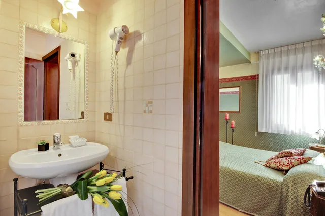 Room, Double Bed, Canal View, Locanda Antico Fiore 3/4