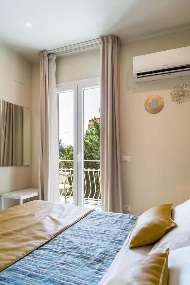 Room, Double or Twin Bed, Lateral Side Sea View، Hotel Rivage Taormina 1/10