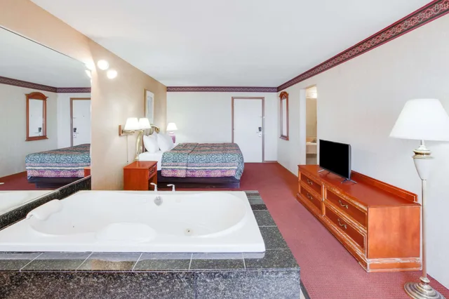 غرفة ديلوكس بسرير كينج بإطلالة على الفناء بجاكوزي، Super 8 by Wyndham Mackinaw City/Beachfront Area 3/3