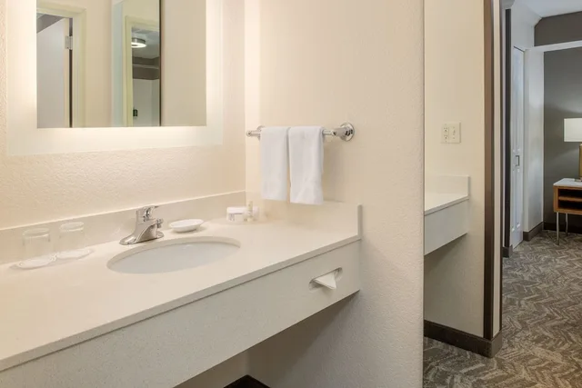 جناح بسرير كينج مع سرير سحّاب إضافي، SpringHill Suites by Marriott Portland Airport 1/4