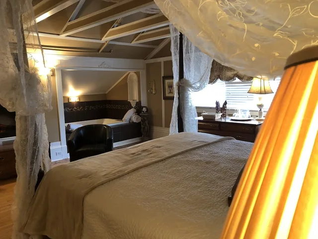 Parker, Suite, King Bed، Leaside Manor By The Leaside Group 7/9