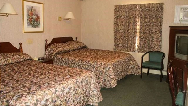 غرفة بسريرين كوين بمطبخ صغير، Traveller S Inn 4/8
