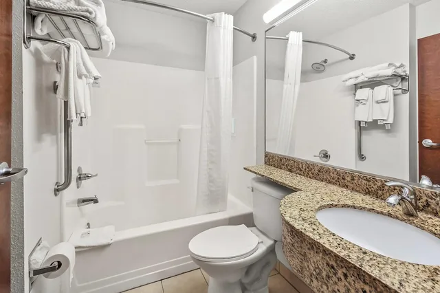 جناح بسرير كينج مع أريكة، Quality Inn & Suites Washington PA 5/5