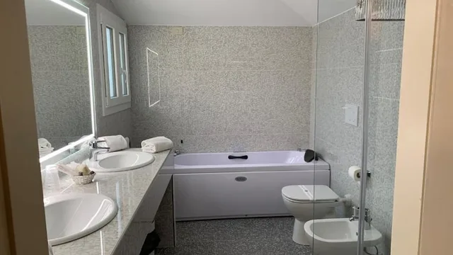 جناح بسرير كوين، Hotel Roma 4/4