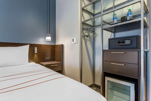 غرفة بسرير كينج مع أريكة لذوي الإعاقة، Vib Hotel by Best Western Phoenix-Tempe 1/6