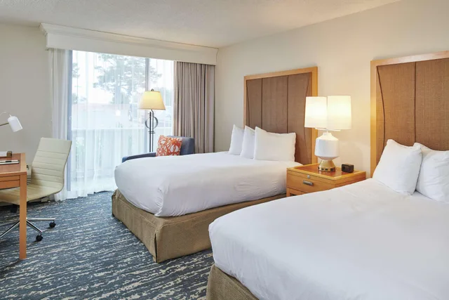 غرفة بسرير مزدوج بشرفة، DoubleTree by Hilton Hotel Berkeley Marina 1/3
