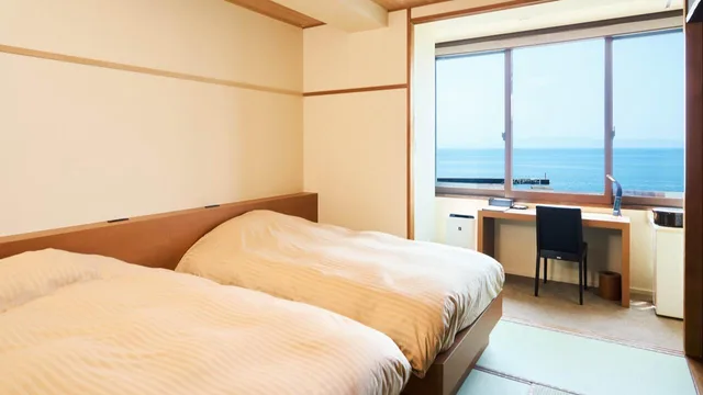غرفة عصرية بسرير نصف مزدوج وسريرين منفصلين بإطلالة على البحر بأرضية تاتامي للمدخنين، Hotel Akitaya 1/1