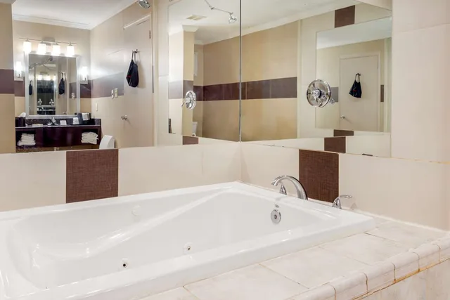غرفة بسرير كينج بحوض جاكوزي، Best Western Plus Poconos Hotel 5/5