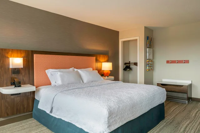 جناح بسرير كينج لذوي الإعاقة، Hampton Inn Manchester Downtown, NH 2/4