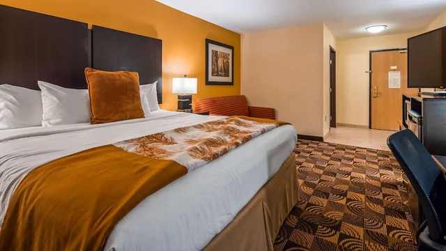 غرفة قياسية بسرير كينج مع أريكة، Best Western Plus Whitewater Inn 1/2