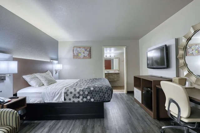غرفة بسرير كوين، Econo Lodge Neenah 2/10