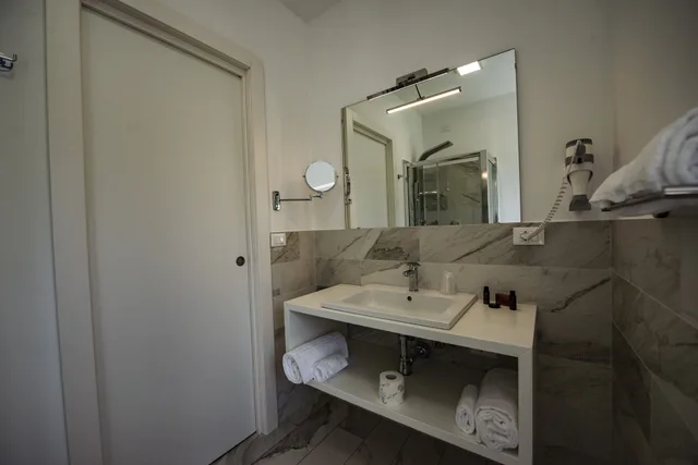 جناح ديلوكس بسرير كينج بشرفة مع أريكة، Aether Suites Tropea 5/8