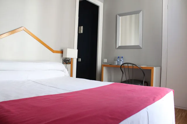 Basic, Double Bed, Subur Hotel Sitges 2/6