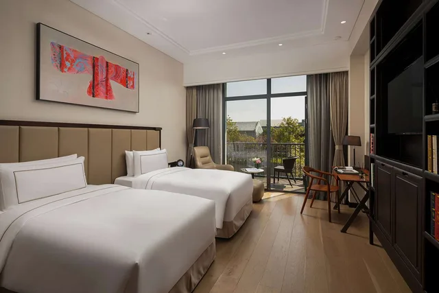 غرفة ديلوكس بسريرين منفصلين بشرفة، DoubleTree by Hilton Shanghai Hongqiao 1/2