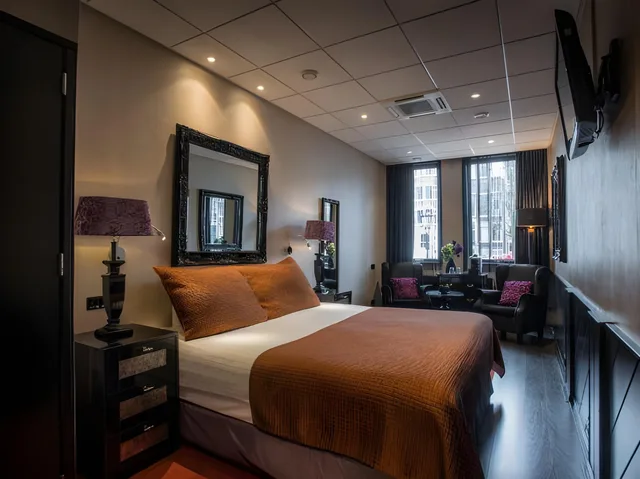 غرفة فاخرة كبيرة بسرير كوين بإطلالة على القناة بحوض استحمام، HAMPSHIRE BOUTIQUE HOTEL SEBASTIANS 1/2