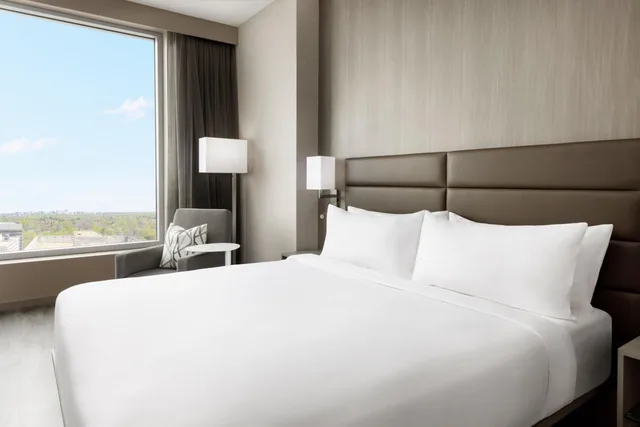 غرفة بسرير كينج بإطلالة على المدينة في طابق مرتفع، AC Hotel by Marriott Bethesda Downtown 3/7