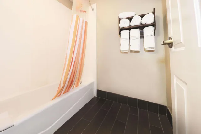جناح بسرير كينج بغرفة نوم واحدة، La Quinta Inn Sandusky Near Cedar Point 3/3