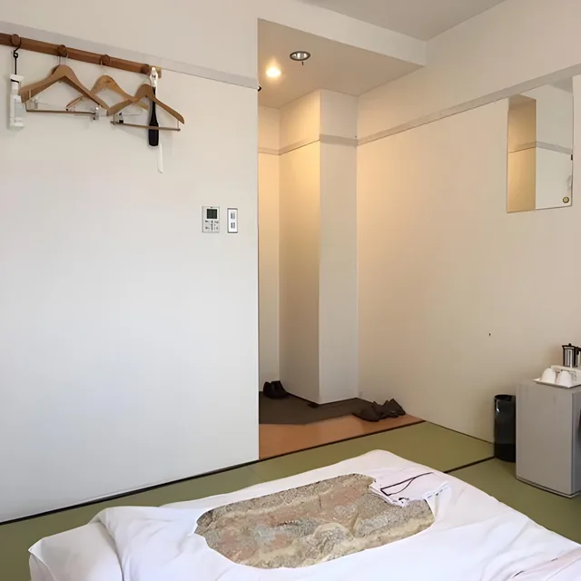 غرفة يابانية بسريرين منفصلين بأرضية تاتامي للمدخنين، Hotel Tsukuba Hills Umezono 1/1