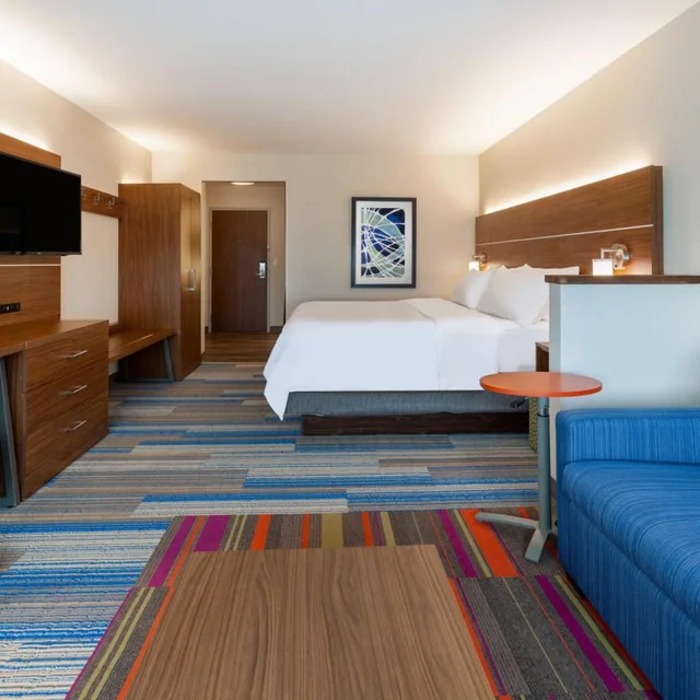 جناح بسرير كينج بحوض استحمام لذوي الإعاقة، Holiday Inn Express & Suites Brunswick - Harpers Ferry Area, an IHG Hotel 3/7