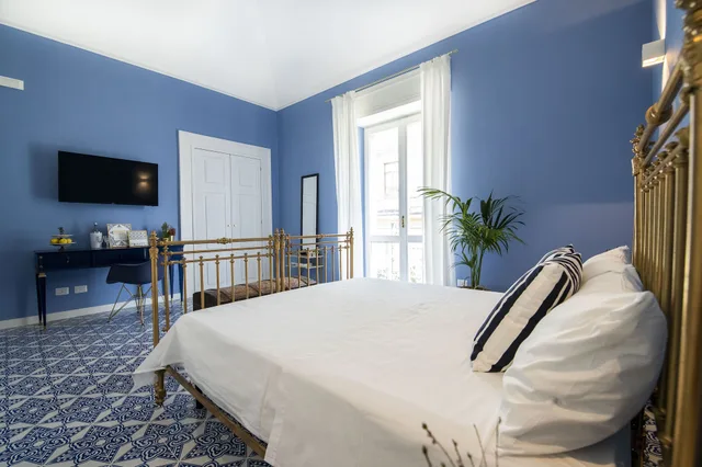 Deluxe, Queen Bed, Balcony, Crudo Home 1/3