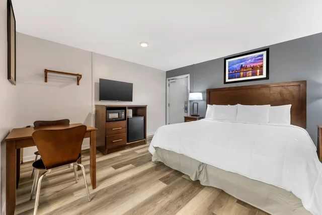 غرفة بسرير كوين، Rodeway Inn Lyons - La Grange 1/7