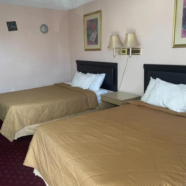 غرفة بسرير كينج وسريرين كوين، Niagara Lodge Suites 3/10