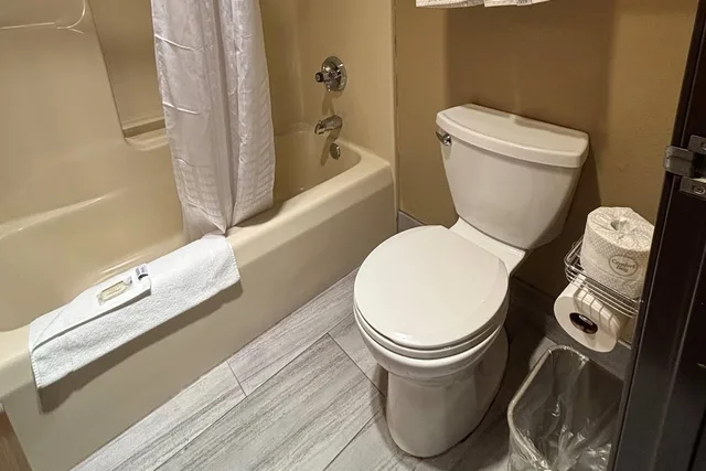 Deluxe, Suite, King Bed, Jetted Tub, Super 8 by Wyndham McLean/Bloomington SW 4/4