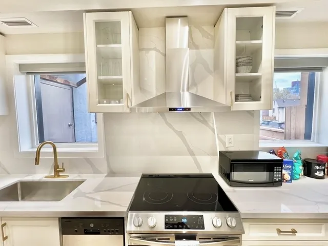 Renovated, Luxury, Apartment, Multiple Beds، Toronto Rooms And Suites 9/10