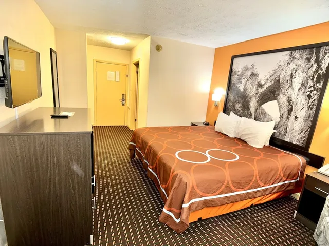 Standard, King Bed, Super 8 by Wyndham Hillsville 3/10
