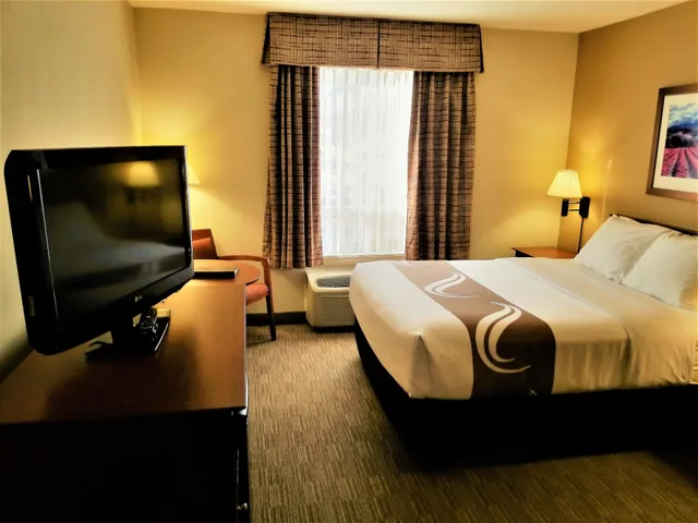 غرفة قياسية بسرير كوين مع أريكة، Quality Inn Airport Dieppe 3/10