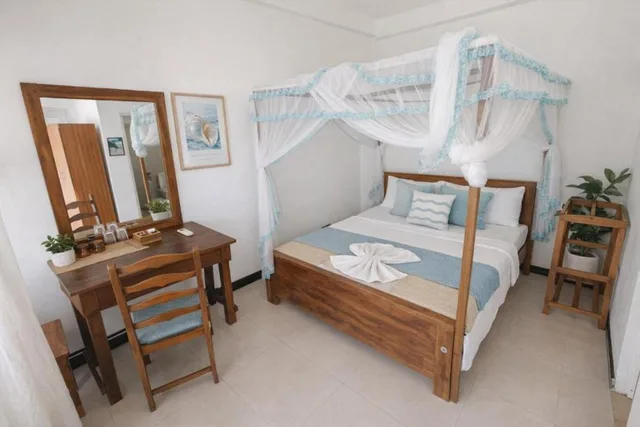 غرفة بسرير كوين بإطلالة على البحر بشرفة، Dinuda Resort 1/1