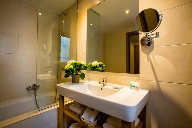 جناح بسرير كوين، The Athens Gate Hotel 4/4