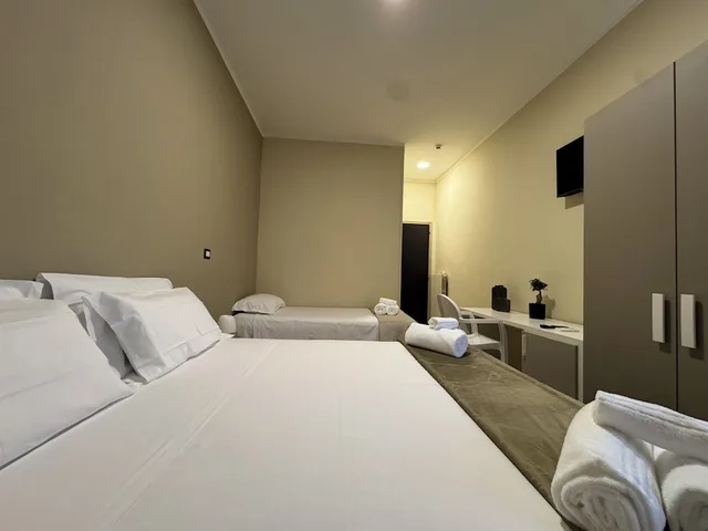غرفة ديلوكس ثلاثية بسرير مزدوج وسرير فردي، Hotel Santuario Pompei 1/6