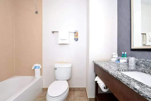 غرفة قياسية بسرير كوين، Holiday Inn Express Hotel And Suites Greenfield 2/2