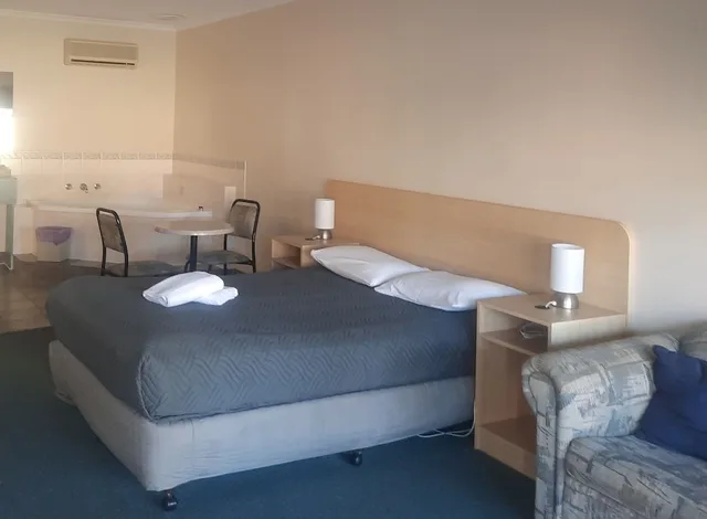 غرفة بسرير كوين بجاكوزي، Arthur Phillip Motor Inn 2/6