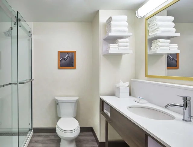غرفة، Hampton Inn and Suites Atlanta Midtown 5/6