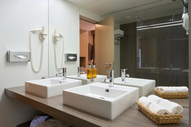 جناح جونيور بسرير كينج مع أريكة، Portus Cale Hotel 3/4