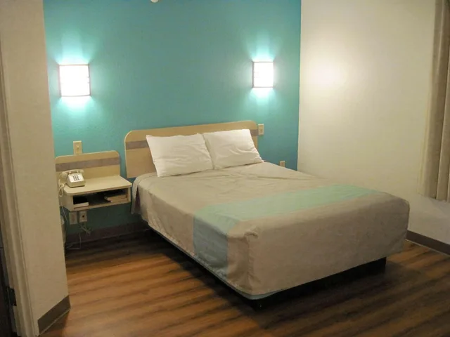 غرفة بسرير كوين للمدخنين، Motel6 Avoca, IA 1/10