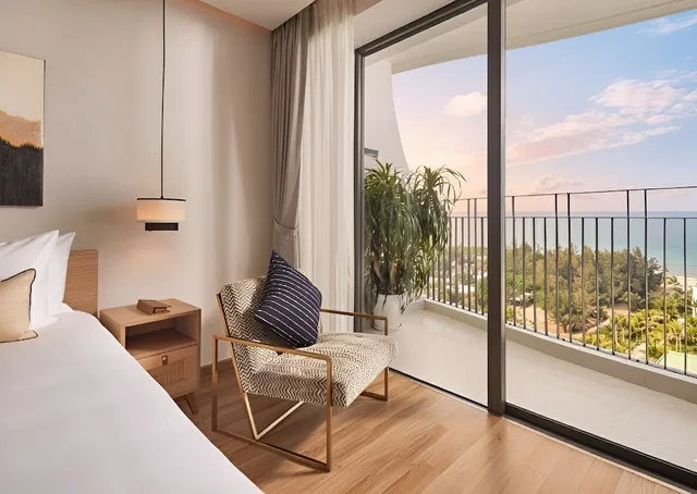 غرفة سوبيريور بسرير كينج بإطلالة على البحر، Wyndham Royal Beachfront Resort & Spa Hoi An Danang 9/10